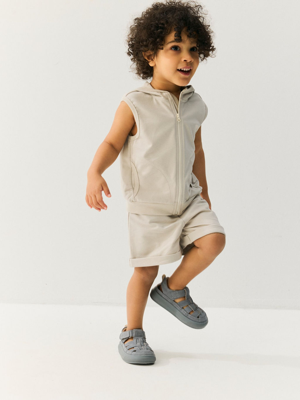 Жилет с капюшоном "Жемчуг" из облегченного футера 0+