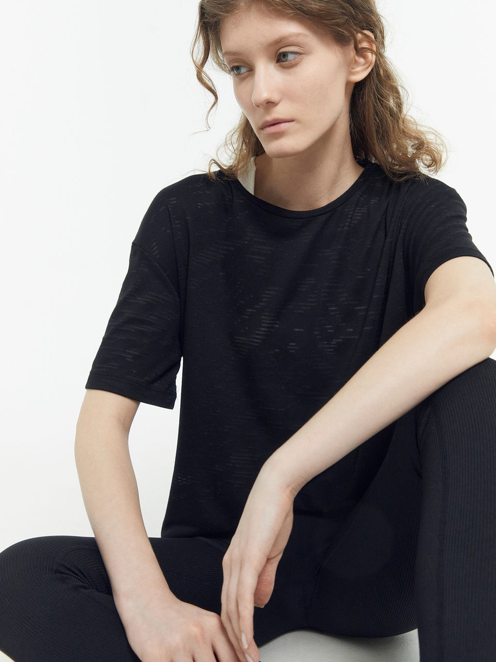 Футболка женская черная c рисунком волны волны на черном 302945/1 - Mark formelle фото 2