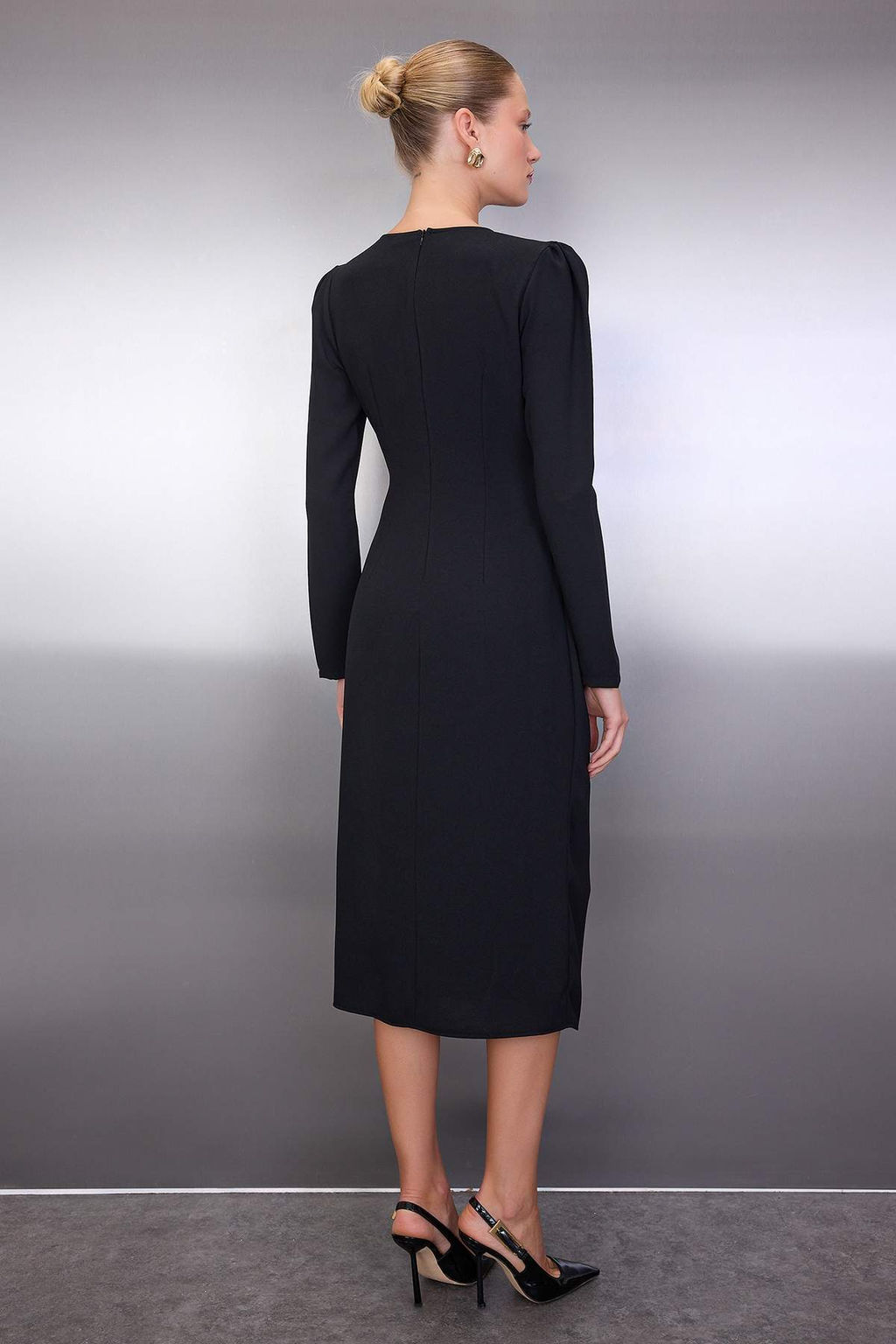 Siyah Cut out ve Aksesuar Detayl? Anvelop Etekli Midi Dokuma Elbise TWOAW26EL00179 - Trendyolmilla фото 4