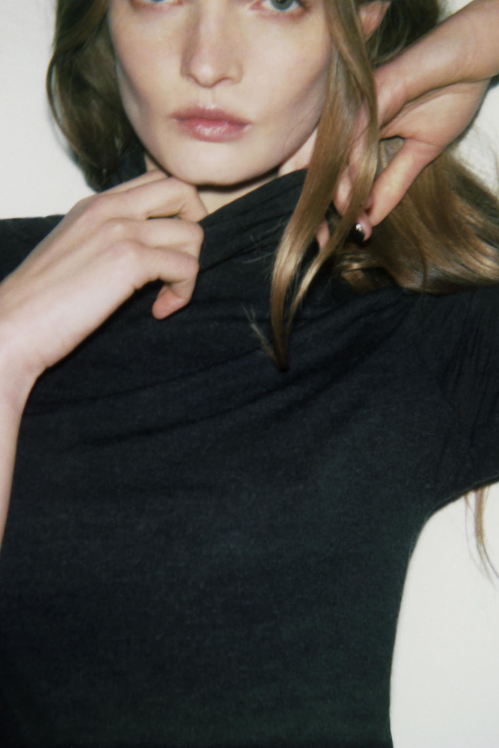CAMISETA CUELLO ALTO ASIM?TRICA / Negro - Zara фото 3