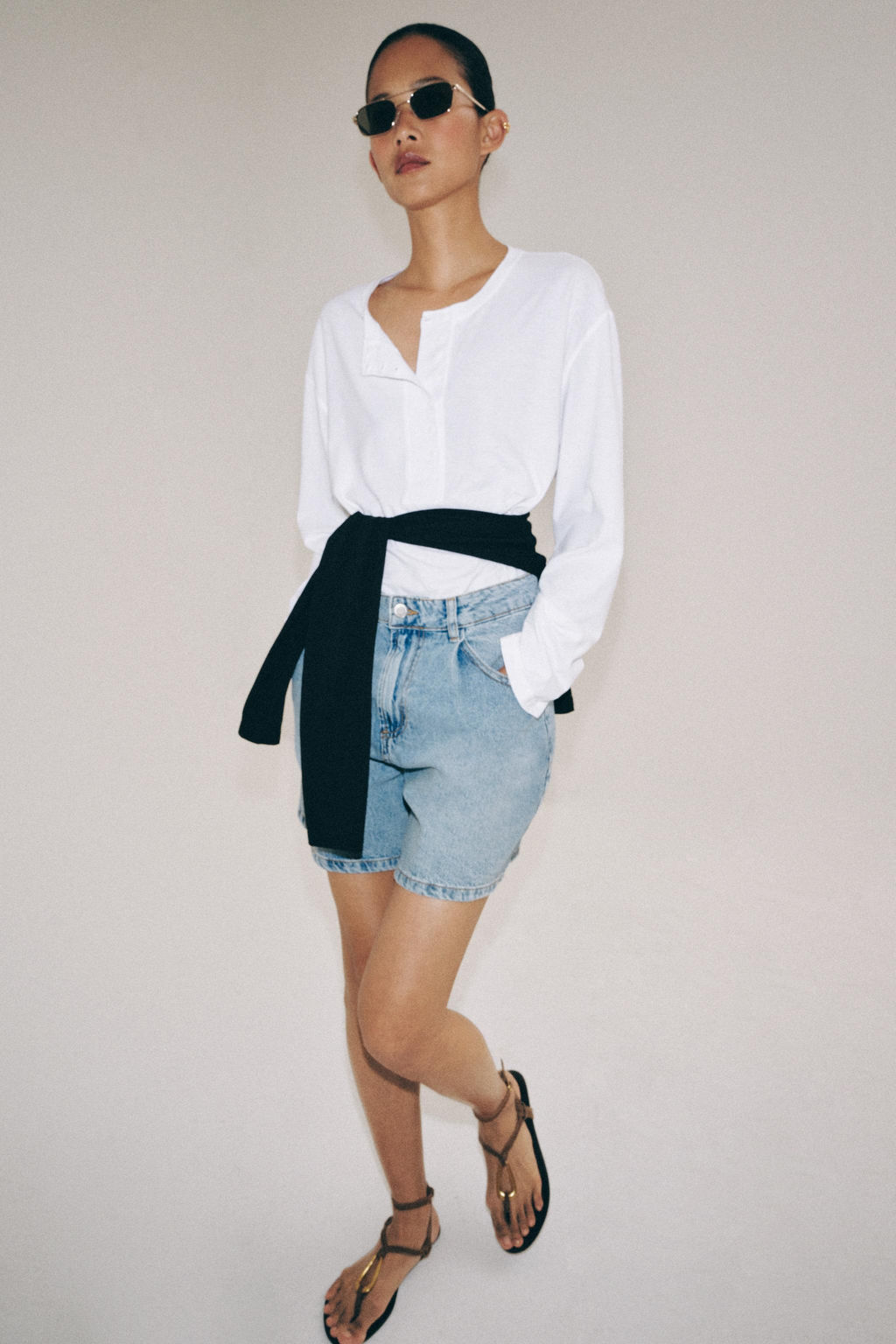 SHORTS DENIM TIRO ALTO ZW COLLECTION / Azul claro - Zara фото 4