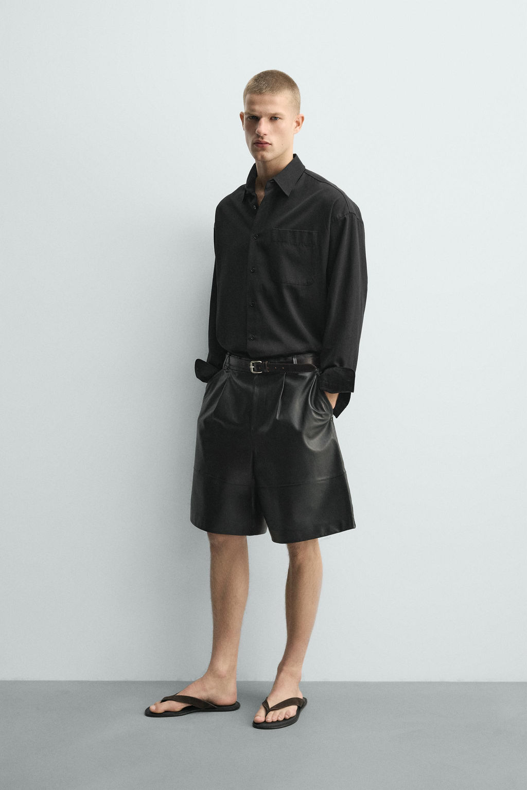 BERMUDA RELAXED FIT PIEL PLIEGUES / Negro - Zara фото 4