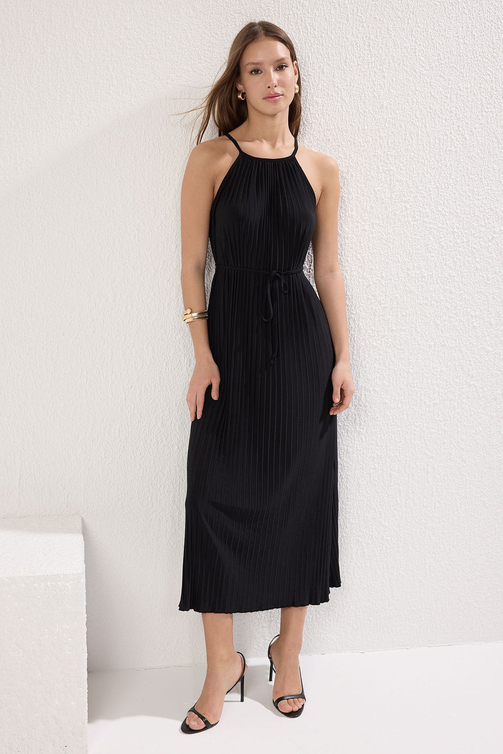 TRENDYOLMILLA Siyah Duz Maxi Dik Yaka Piliseli Skater/Belden Ac?lan Orme Elbise TWOSS25EL00513  фото 2