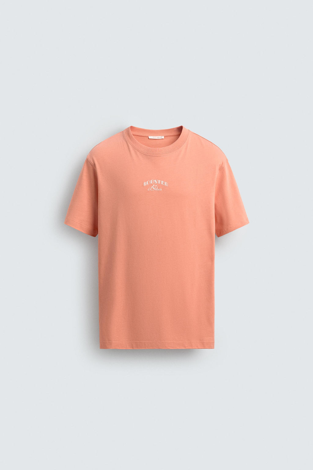 CAMISETA REGULAR FIT BORDADO CONTRASTE / Coral