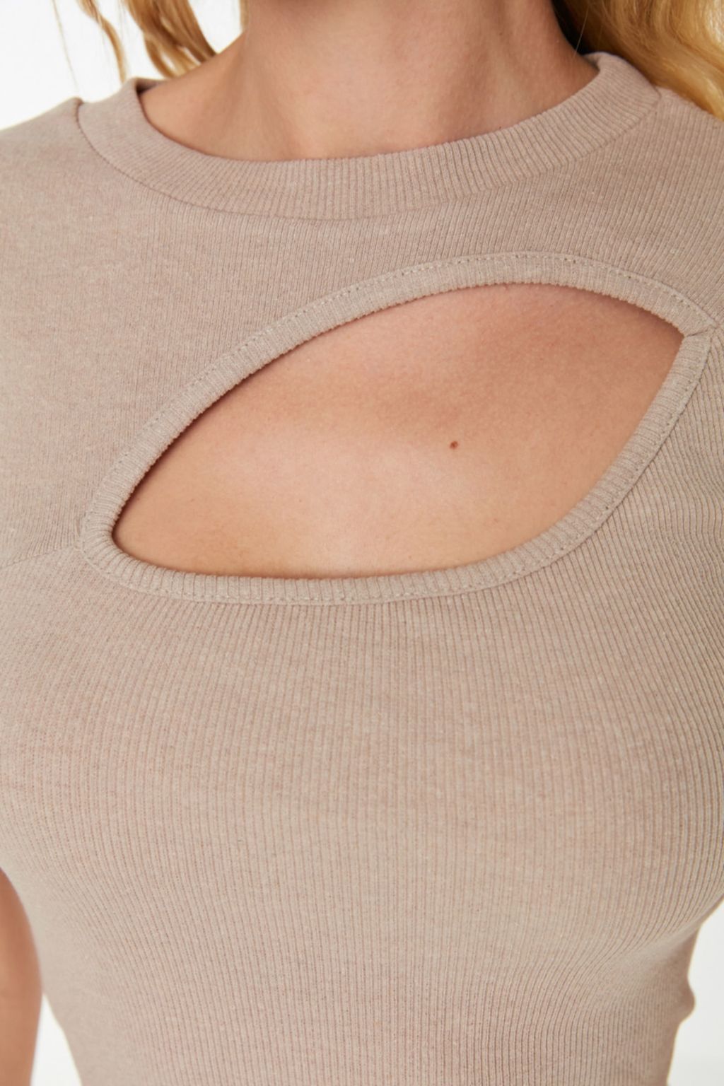 Trendyolmilla Siyah Cut Out Detayl? Fitted/Vucuda Oturan Bisiket Yaka Crop Fitilli Esnek Orme Bluz TWOSS22BZ0355  фото 16