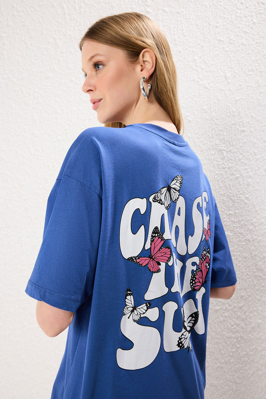 TRENDYOLMILLA Antrasit On ve Arka Bask?l? Oversize/Genis Kal?p Bisiklet Yaka Orme T-Shirt TWOSS24TS00119  фото 19
