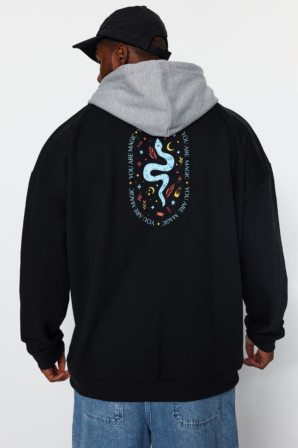TRENDYOL MAN Siyah Buyuk Beden Oversize/Genis Kesim Kapusonlu Mistik Bask? Ici Polarl? Sweatshirt TMNAW24AO00006