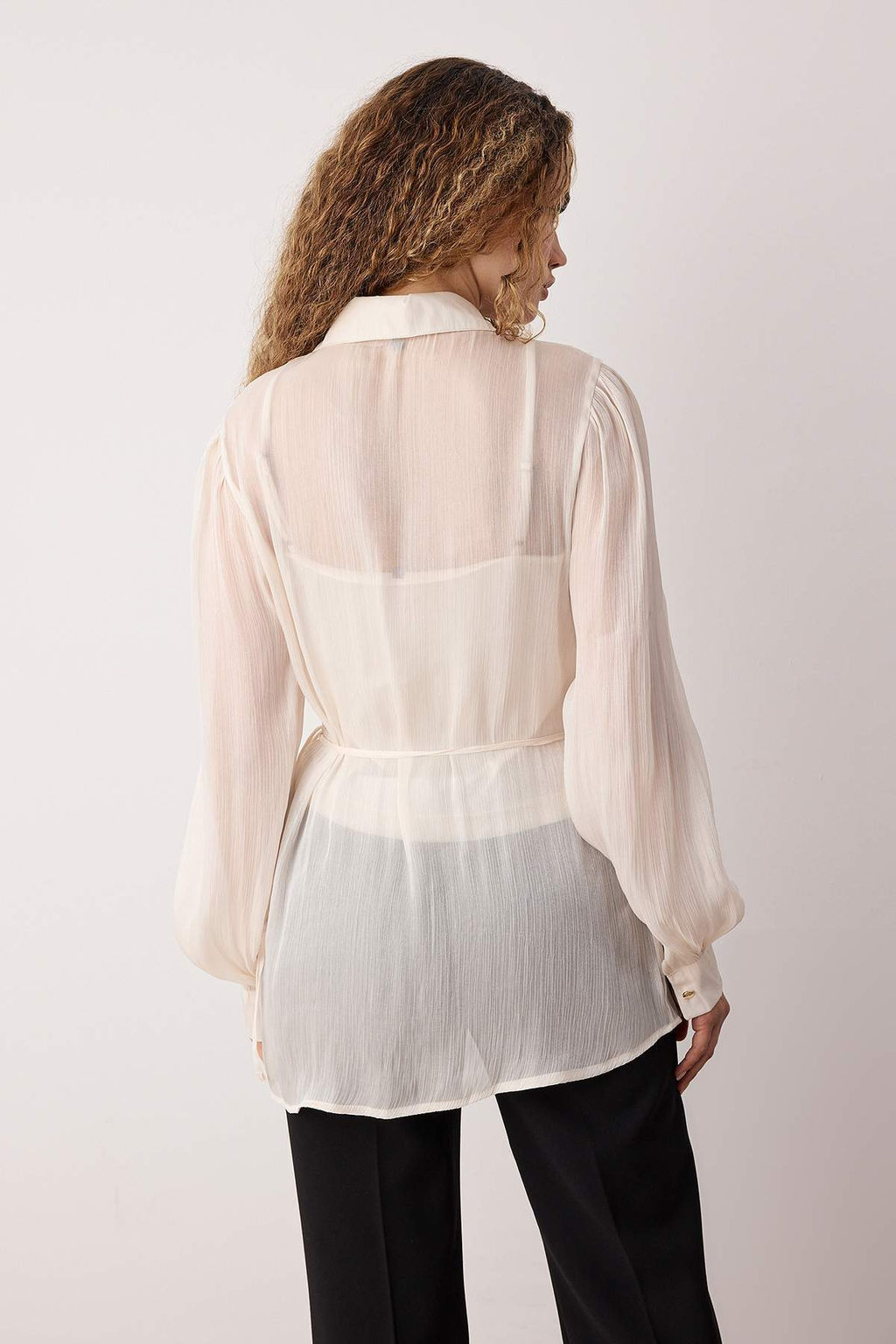 Beyaz Parlak Kumas Ici Atletli Gomlek TWOAW26GO00109 - Trendyolmilla фото 4