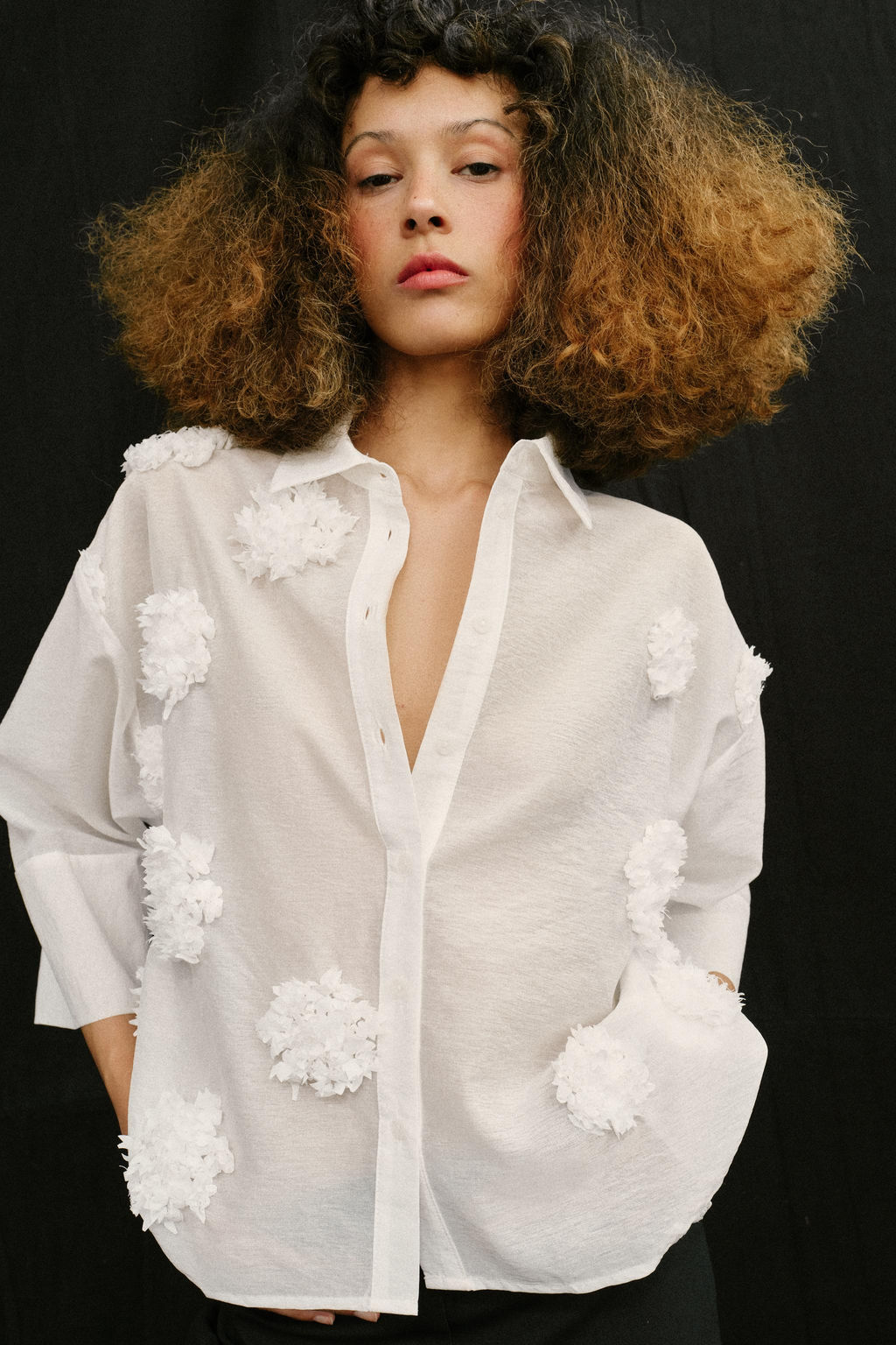 CAMISA FLUIDA FLORES RELIEVE / Blanco - Zara фото 2