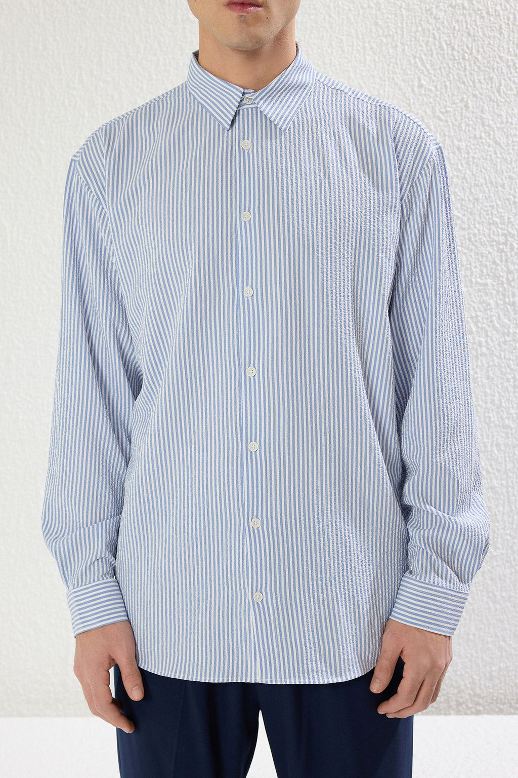 TRENDYOL MAN Mavi Oversize Cizgili Gofre Esnek Rahat Kumas Orme Gomlek TMNSS25GO00024 - Trendyolmilla фото 4
