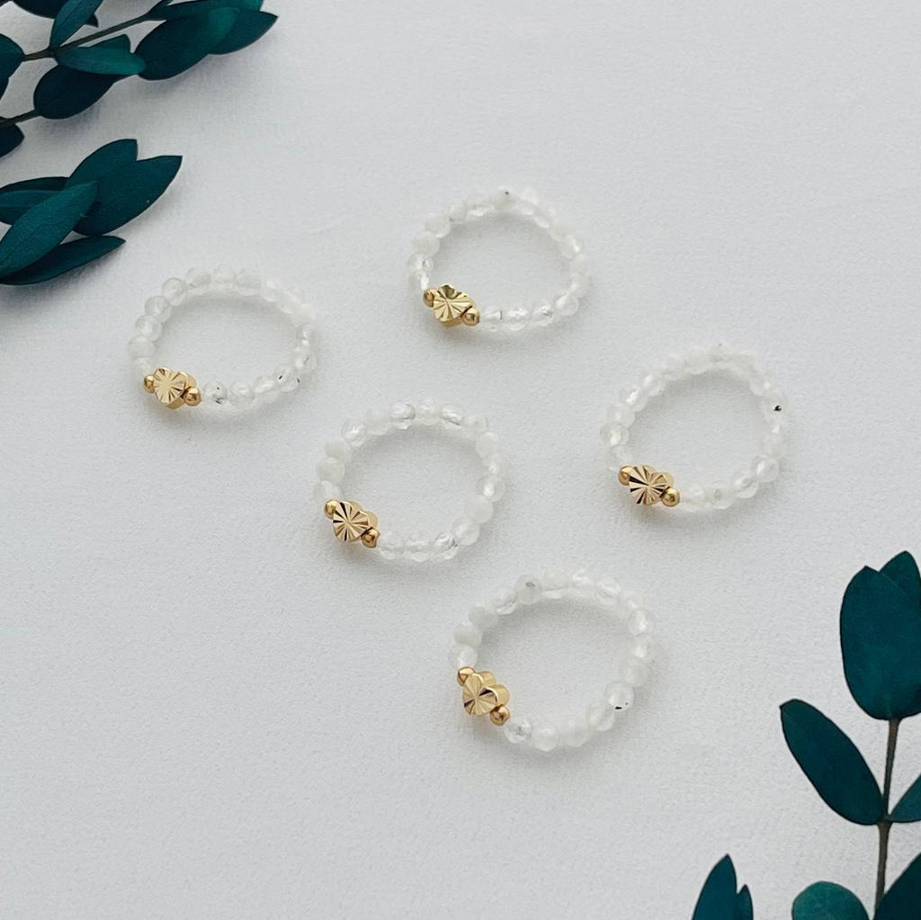 Кольцо на резинке из Лунного камня 15 р.