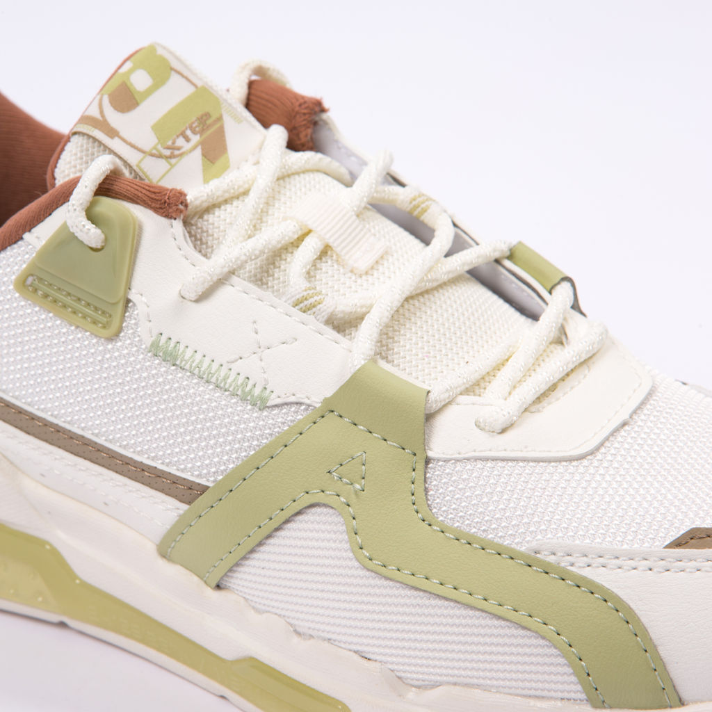 Кроссовки женские