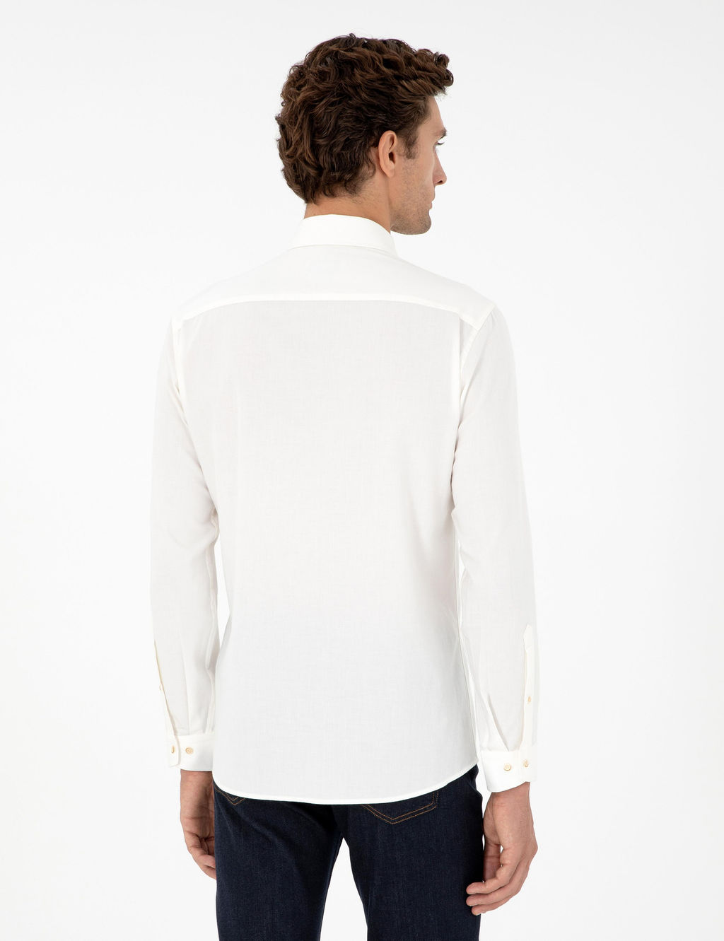 Белая приталенная рубашка с длинным рукавом