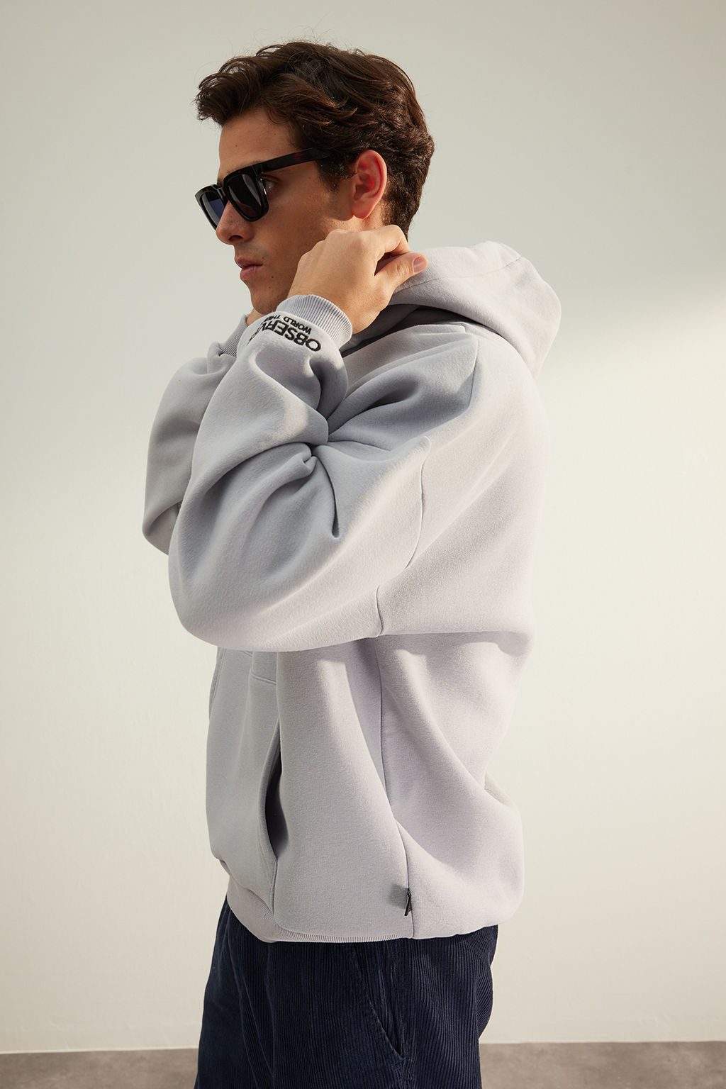 TRENDYOL MAN Siyah Kapusonlu Oversize/Genis Kesim Nak?sl? Etiketli Yumusak Kumas Sweatshirt TMNAW24SW00031 - Trendyolmilla фото 13
