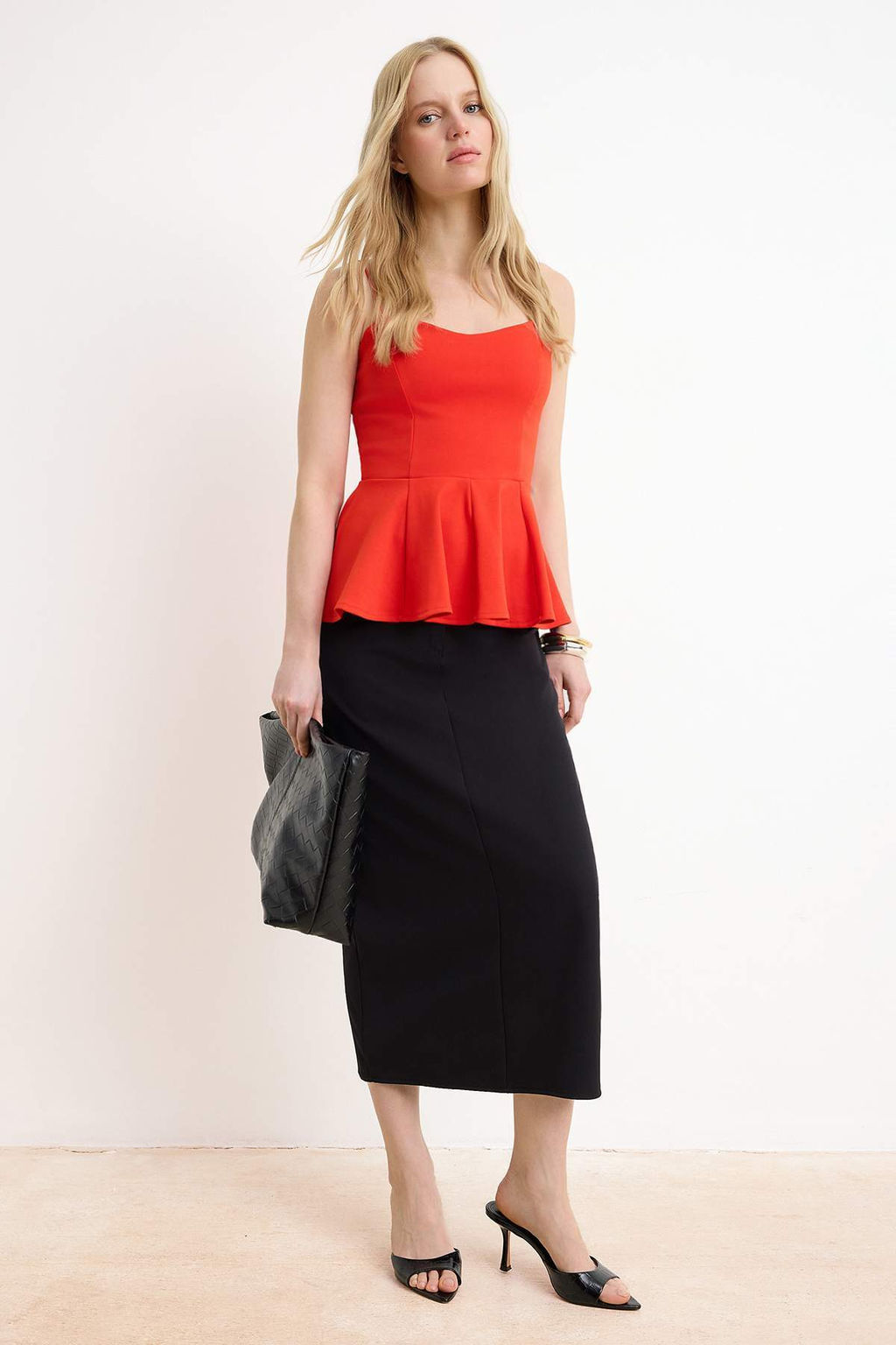 K?rm?z? Peplum Havuz Yaka Ince Ask?l? Kolsuz Interlok Orme Bluz TWOSS26BZ00273