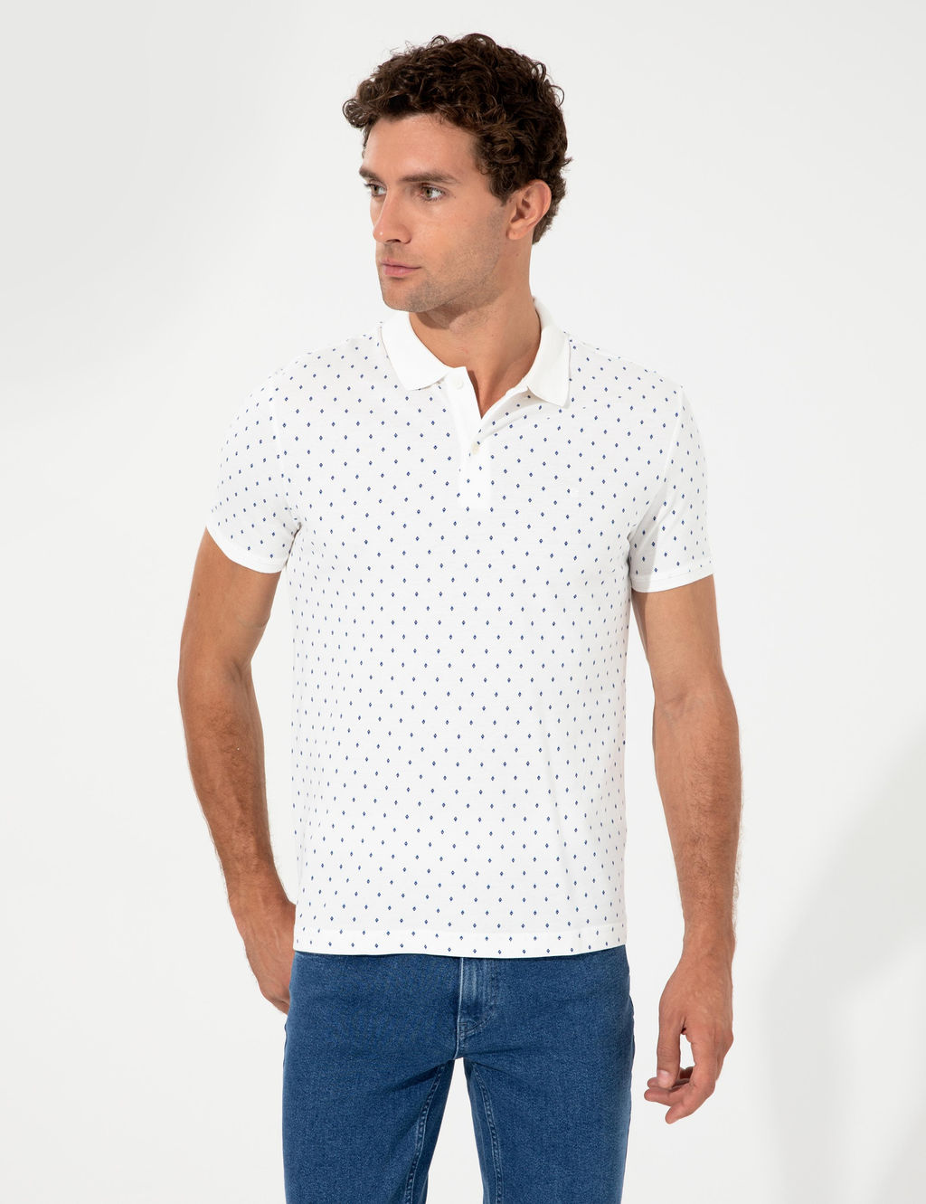 Белая футболка с воротником-поло