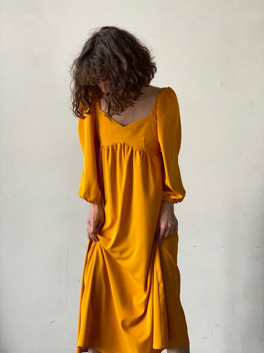 Платье-миди с пышными рукавами в цвете манго - Martichelli фото 41