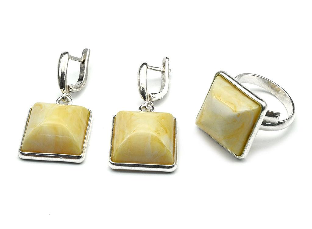 Комплект с янтарём в посеребрении кольцо, серьги квадратик 19мм молочный
