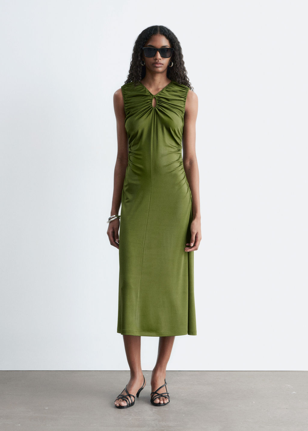 Vestido midi fruncido con escote ojo de cerradura - H&m фото 6