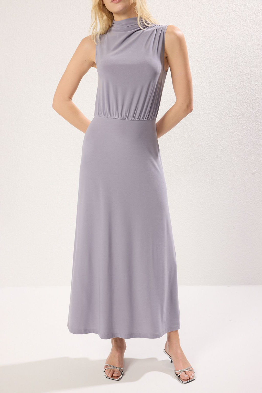 TRENDYOLMILLA Mavi Soyut Bask?l? Dik Yaka Drapeli Belden Ac?lan Esnek Maxi Orme Elbise TWOSS25EL00381