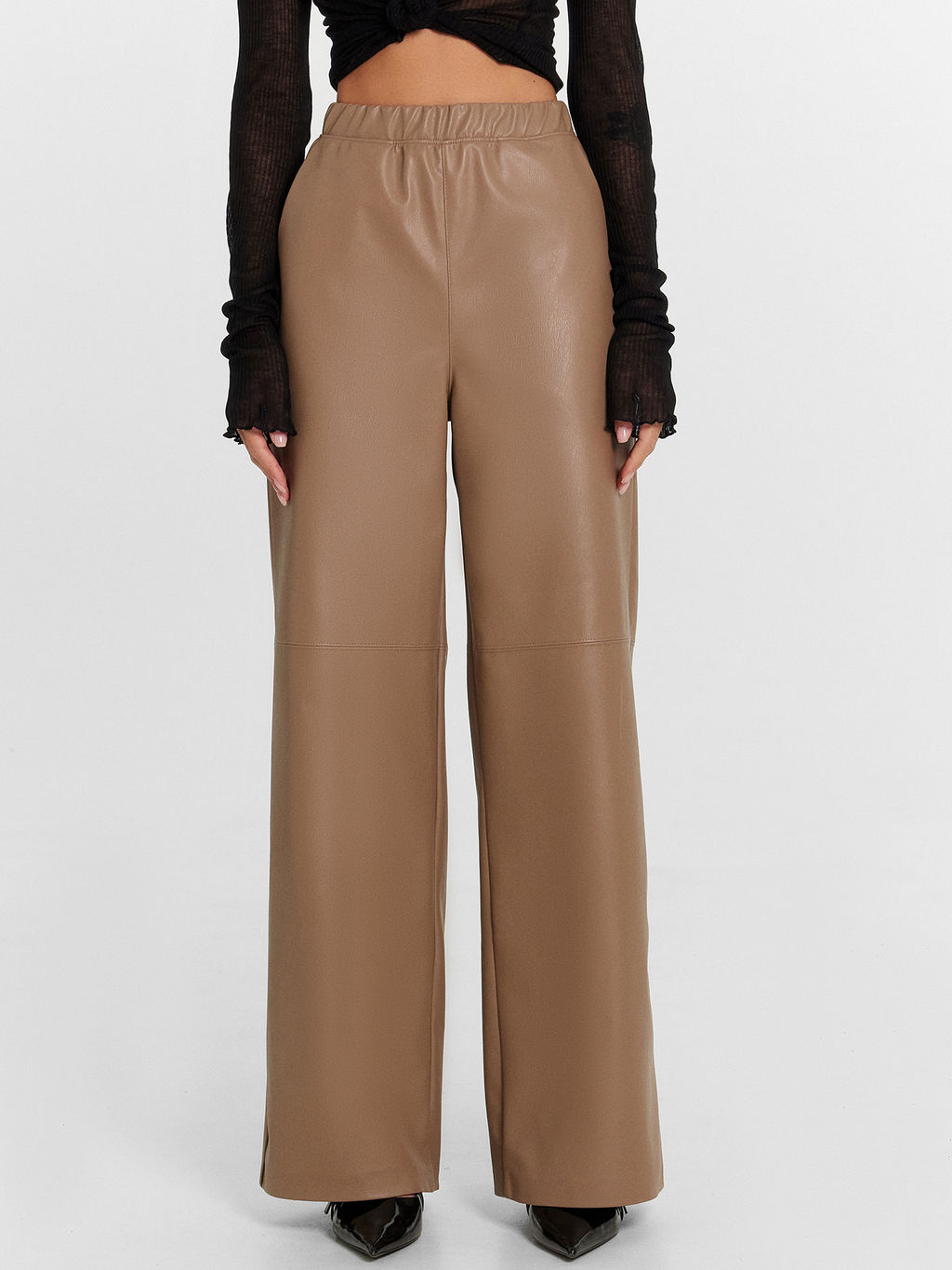 Брюки женские темно-бежевые из экокожи