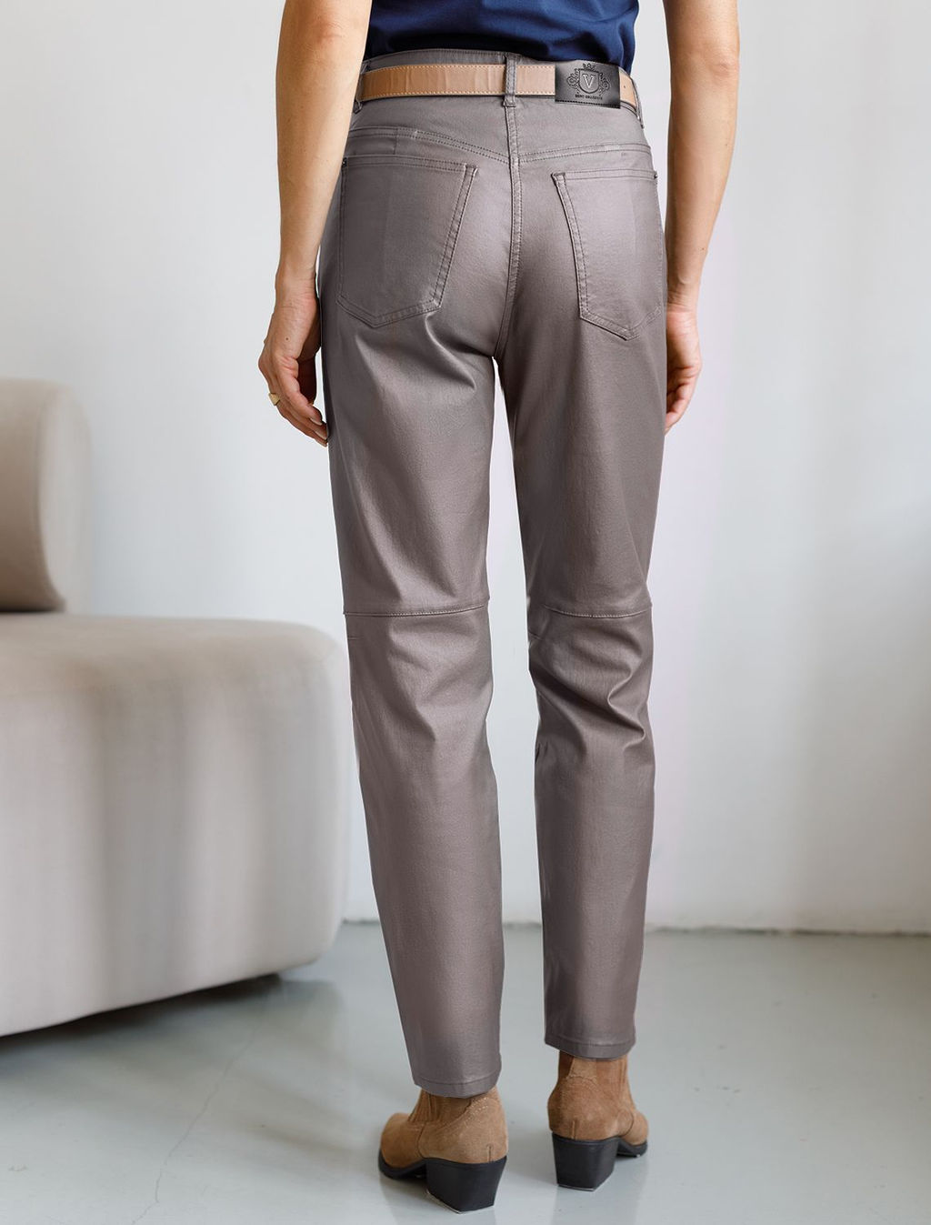 Брюки mom fit из эластичного хлопка с покрытием под кожу - Vilatte фото 3