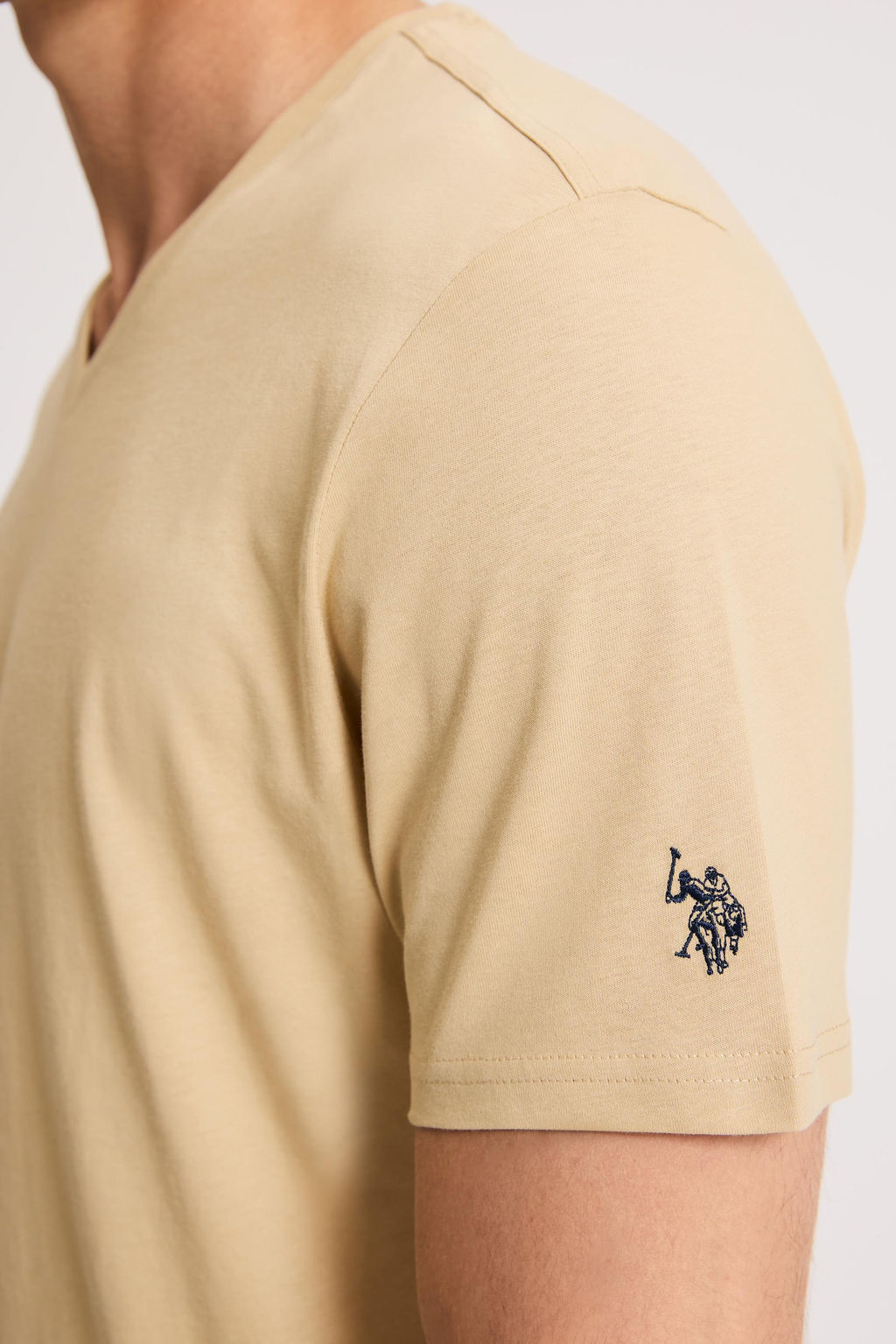 Erkek Regular Fit V Yaka Bej Basic Ti__rt