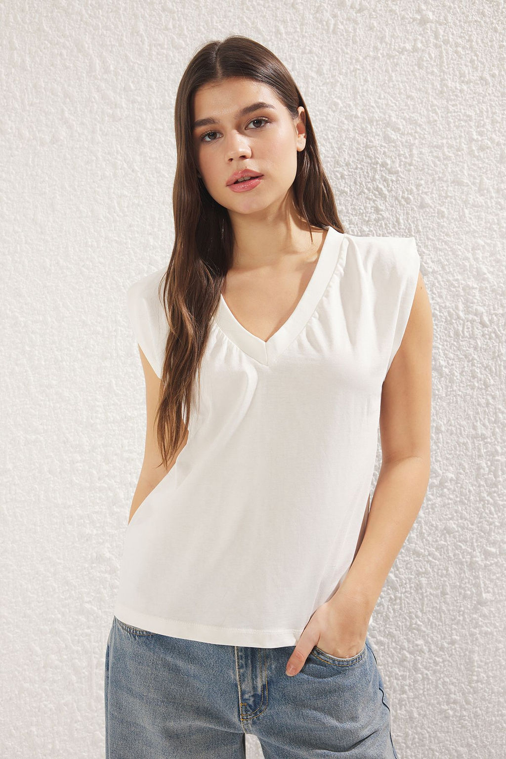 TRENDYOLMILLA Siyah %100 Pamuk Regular/Normal Kal?p V yaka Orme T-Shirt TWOSS25TS00018