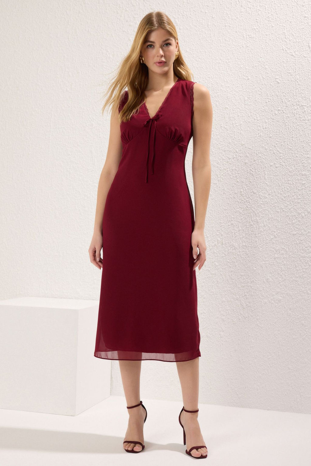 Bordo Duz Kesim Dantel Detayl? Midi Dokuma Elbise TWOSS25EL00409