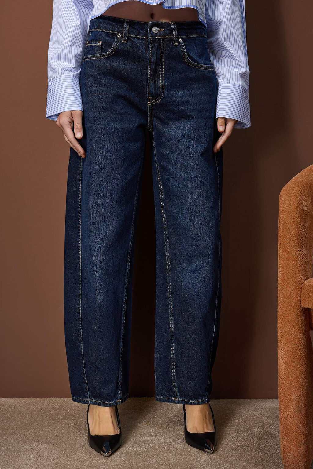 Koyu Mavi Dikis Detayl? Yuksek Bel Barrel Jeans TWOAW26JE00289 - Trendyolmilla фото 3
