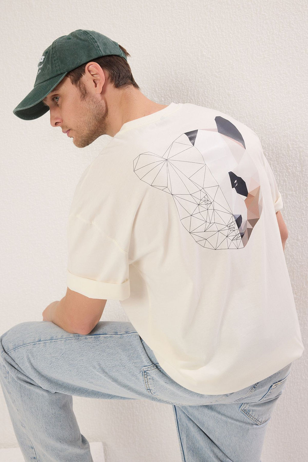 TRENDYOL MAN Ekru Oversize/Genis Kesim S?rt Hayvan Bask?l? %100 Pamuk T-Shirt TMNSS25TS00117