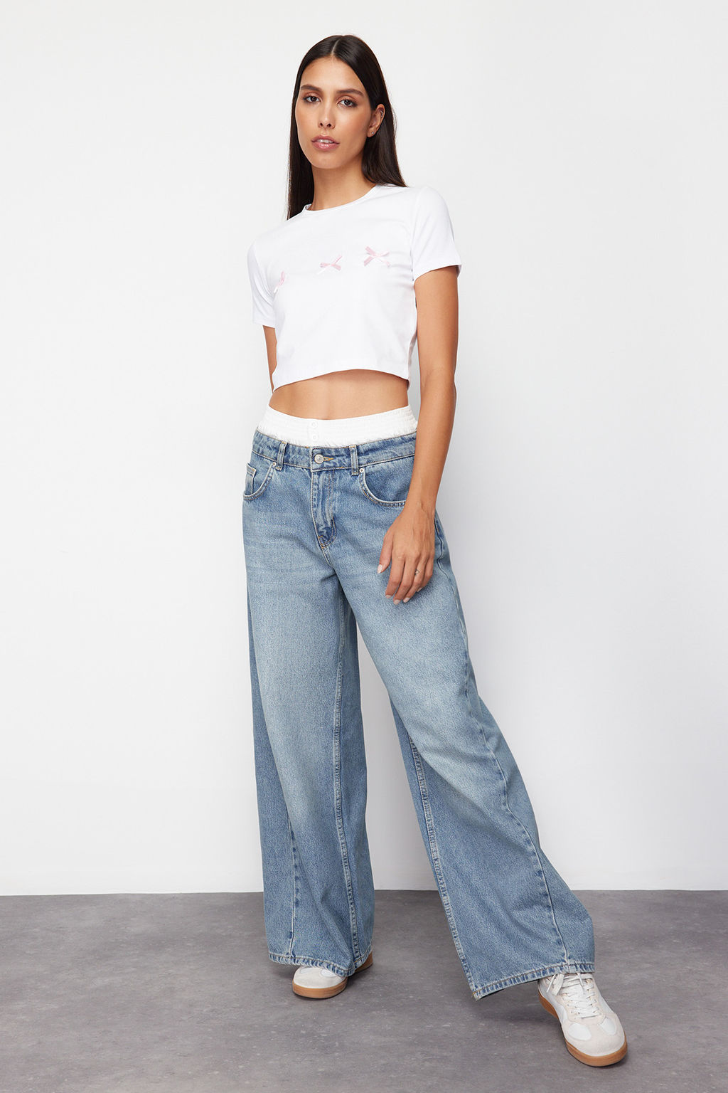 Beyaz Fiyonk Detayl? Crop K?sa Kollu Bisiklet Yaka Esnek Orme T-Shirt TWOSS24TS00248