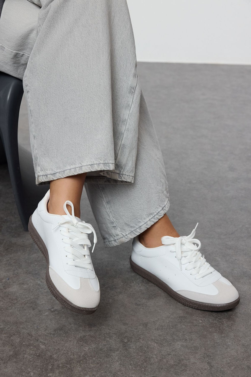 Beyaz Retro Bagc?kl? Kad?n Spor Ayakkab?
TAKAW25SN00005