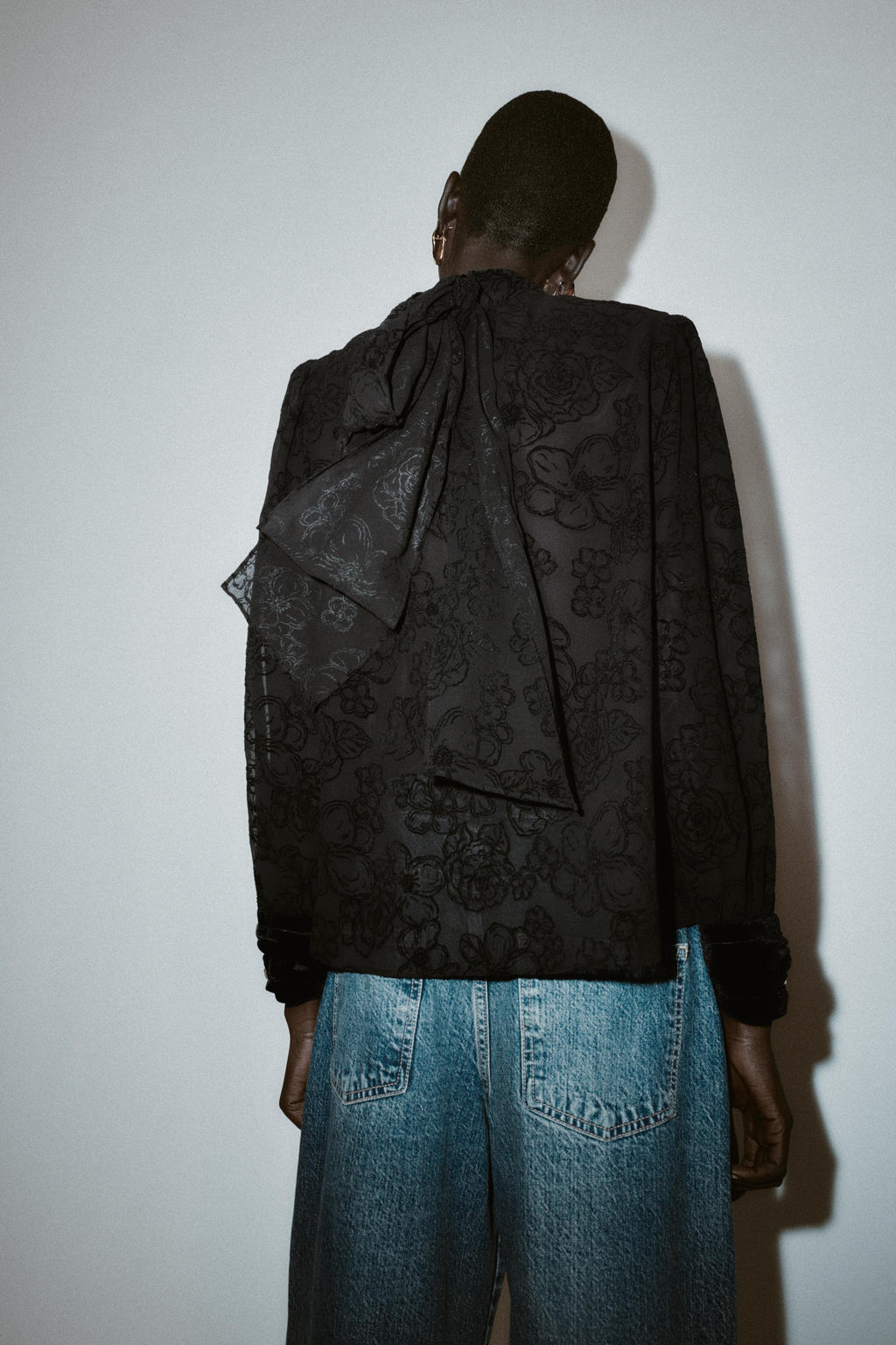 SEMI-SHEER VELVET BLOUSE WITH BOW - Zara фото 5