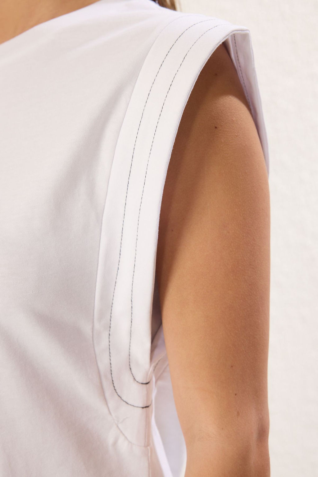 TRENDYOLMILLA Beyaz %100 Pamuk Kol Dikisi Detayl? Bisiklet Yaka Orme T-Shirt TWOSS25TS00024 фото 4
