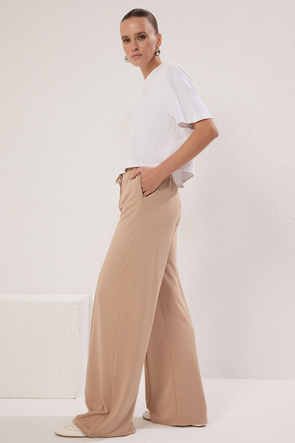 TRENDYOLMILLA Bej Wide Leg Lastikli Yuksek Bel Esnek Yumusak Orme Pantolon TWOSS25PL00058  фото 2