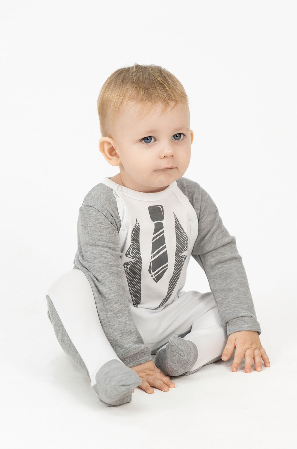 Комбинезон ясельный серыйбелый с галстуком