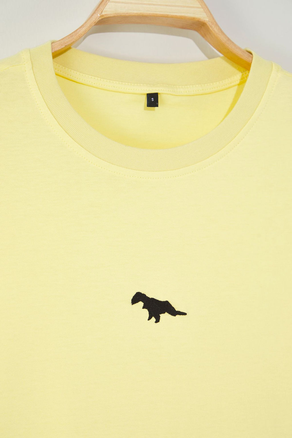 Sar? Oversize/Genis Kesim K?sa Kol Dinozor Nak?sl? %100 Tok Kumas T-shirt TMNSS23TS00243