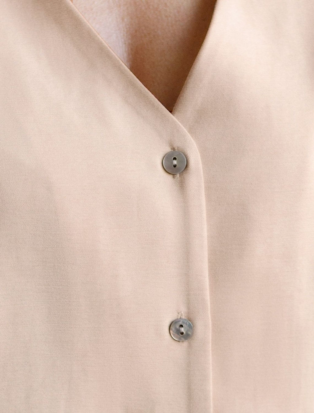 Укороченная блузка с V вырезом из плотного лиоцелла - Vilatte фото 4