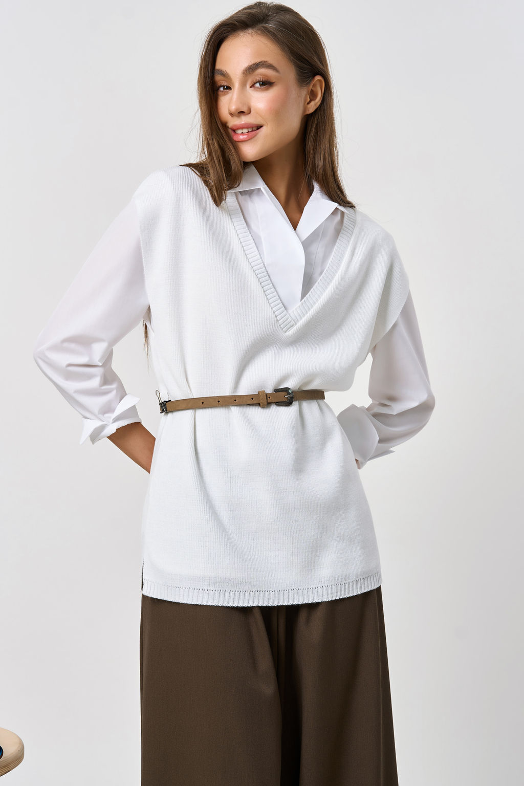 Жилет вязаный оверсайз с разрезами по бокам белый