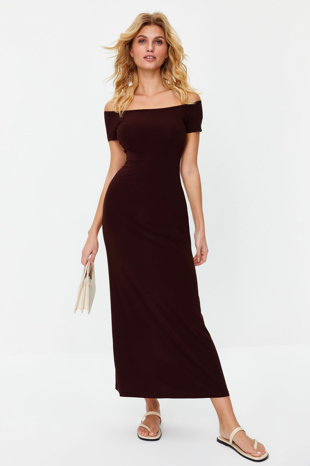 TRENDYOLMILLA Kahverengi Carmen Yaka Fitted/Vucuda Oturan Esnek Orme Maxi Kalem Elbise TWOSS24EL00096