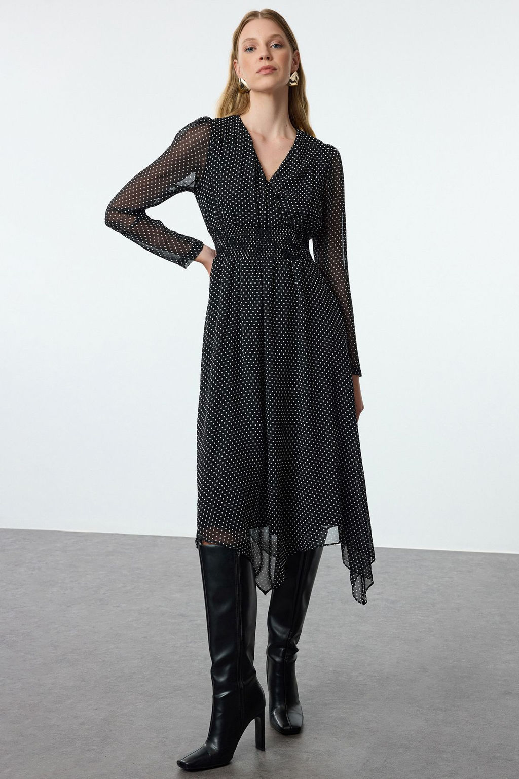 Trendyolmilla Siyah Puantiyeli A Kesim Kruvaze Yaka Mendil Etek Detayl? Astarl? Sifon Dokuma Elbise TWOAW25EL00343