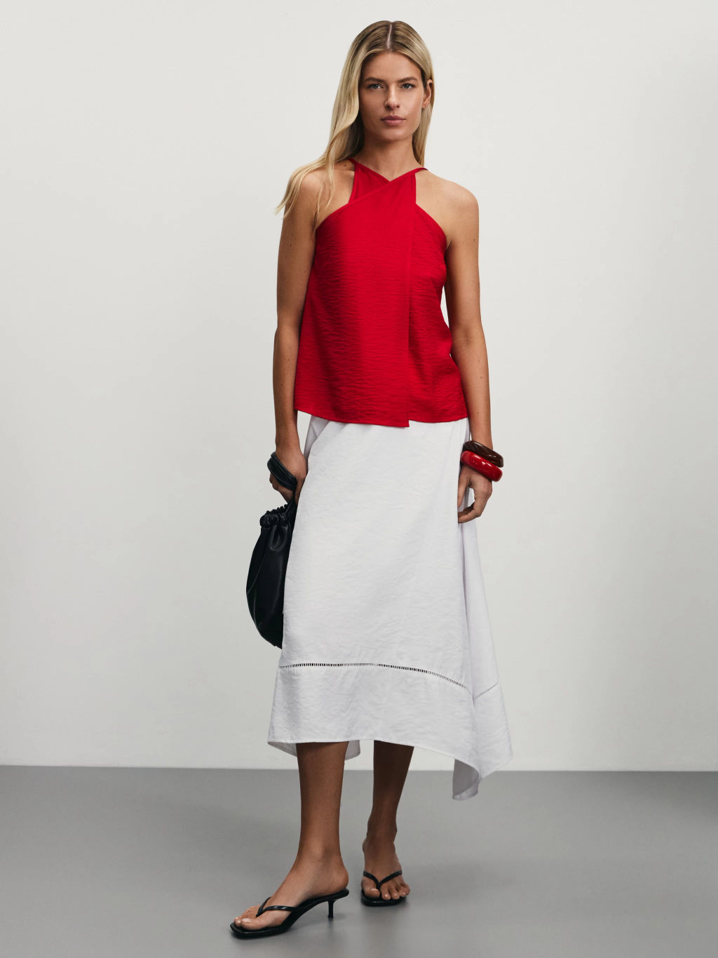 Топ из вискозы с горловиной халтер / Zarina  фото 2