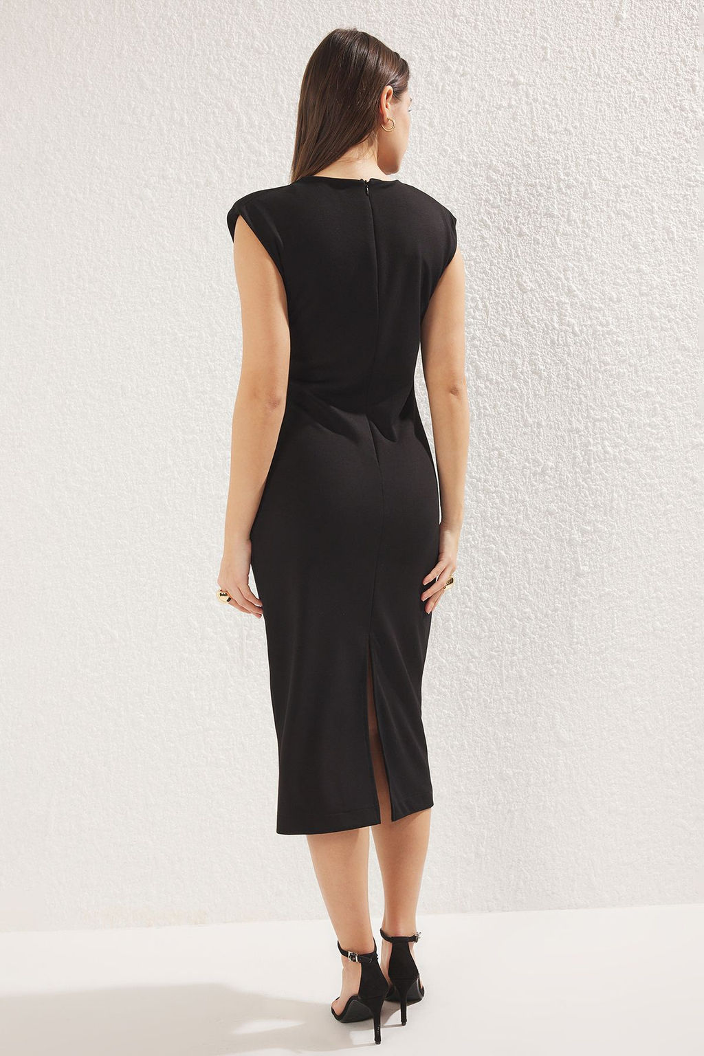 TRENDYOLMILLA Siyah Fitted/Vucuda Oturan Vatkal? Esnek Midi Orme Elbise TWOSS25EL00113 фото 14