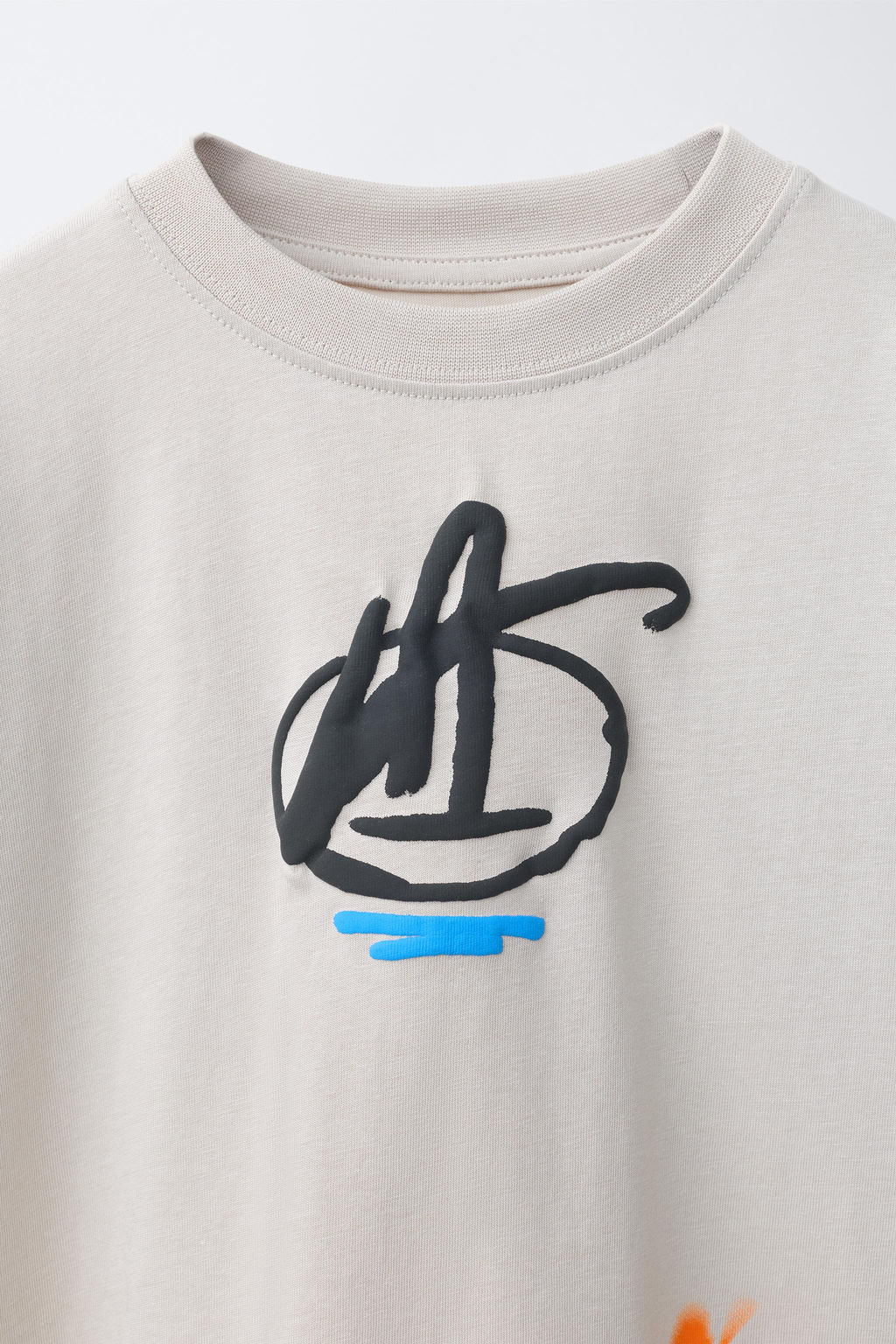 CAMISETA ESTAMPADO GRAFFITI / Gris perla