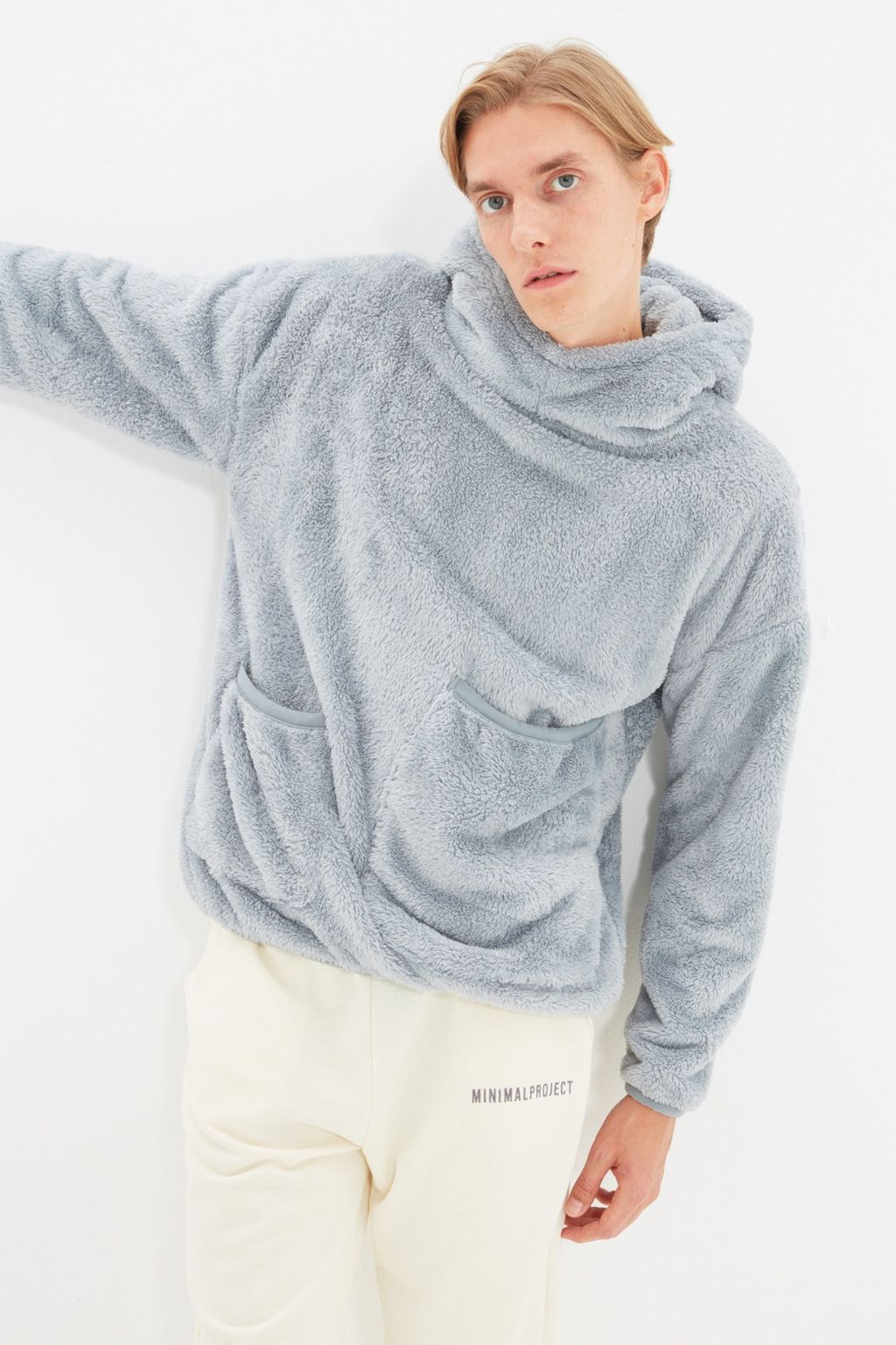 Gri Unisex Oversize/Genis Kesim Cift Cepli Etiket Detayl? S?cak Tutan Pelus Sweatshirt TMNAW22SW1708 - Trendyolmilla фото 4