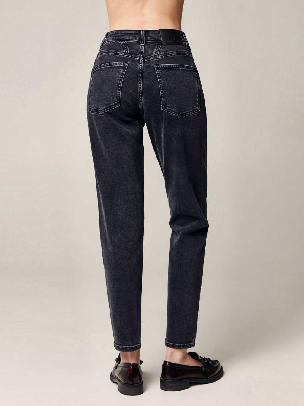 CONTE CON-517 Джинсы mom с кокеткой и тремя пуговицами washed black - Conte elegant фото 3