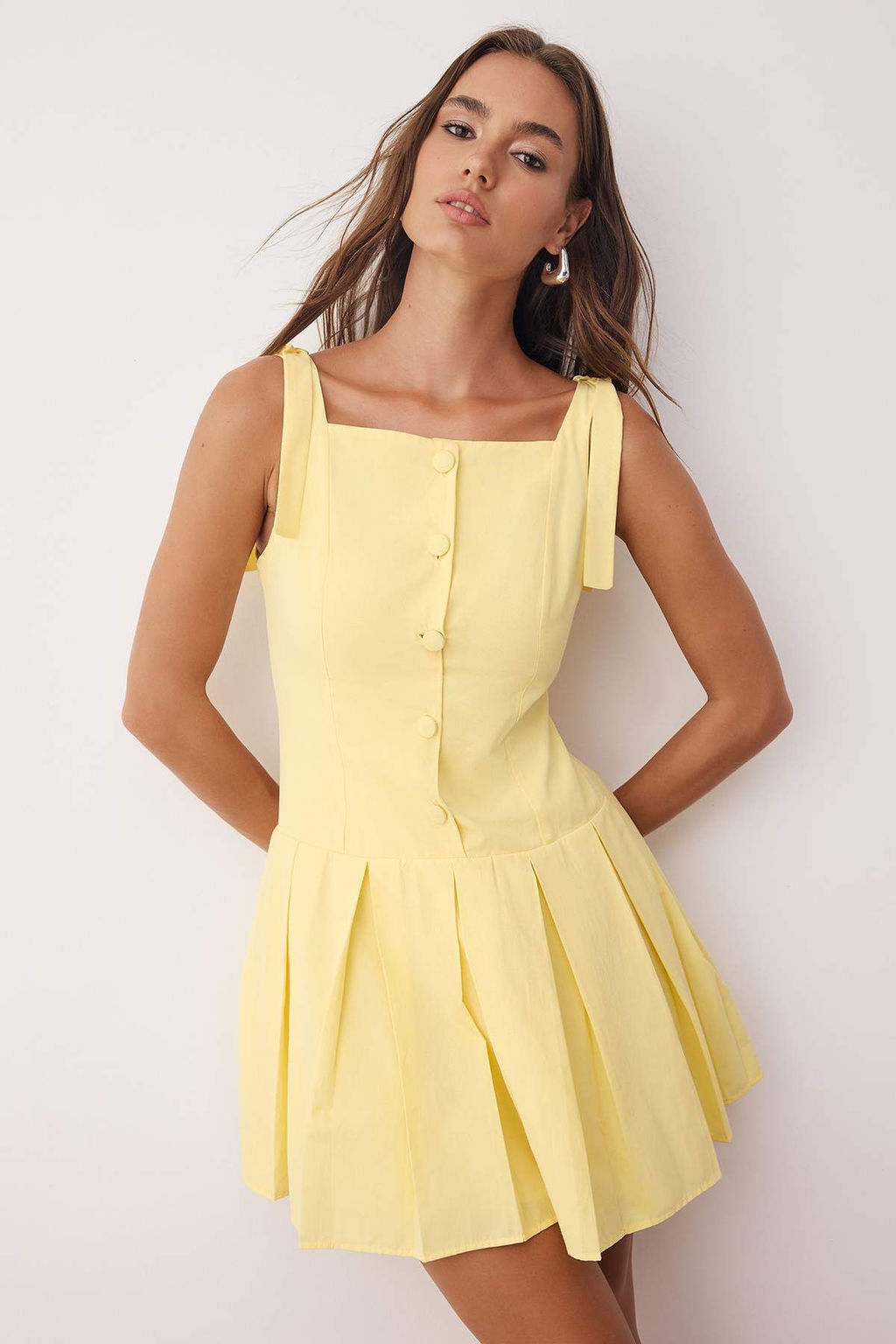 Ac?k Sar? Dugme Detayl? Pileli Dokuma Elbise TWOSS25EL00885 - Trendyolmilla фото 5