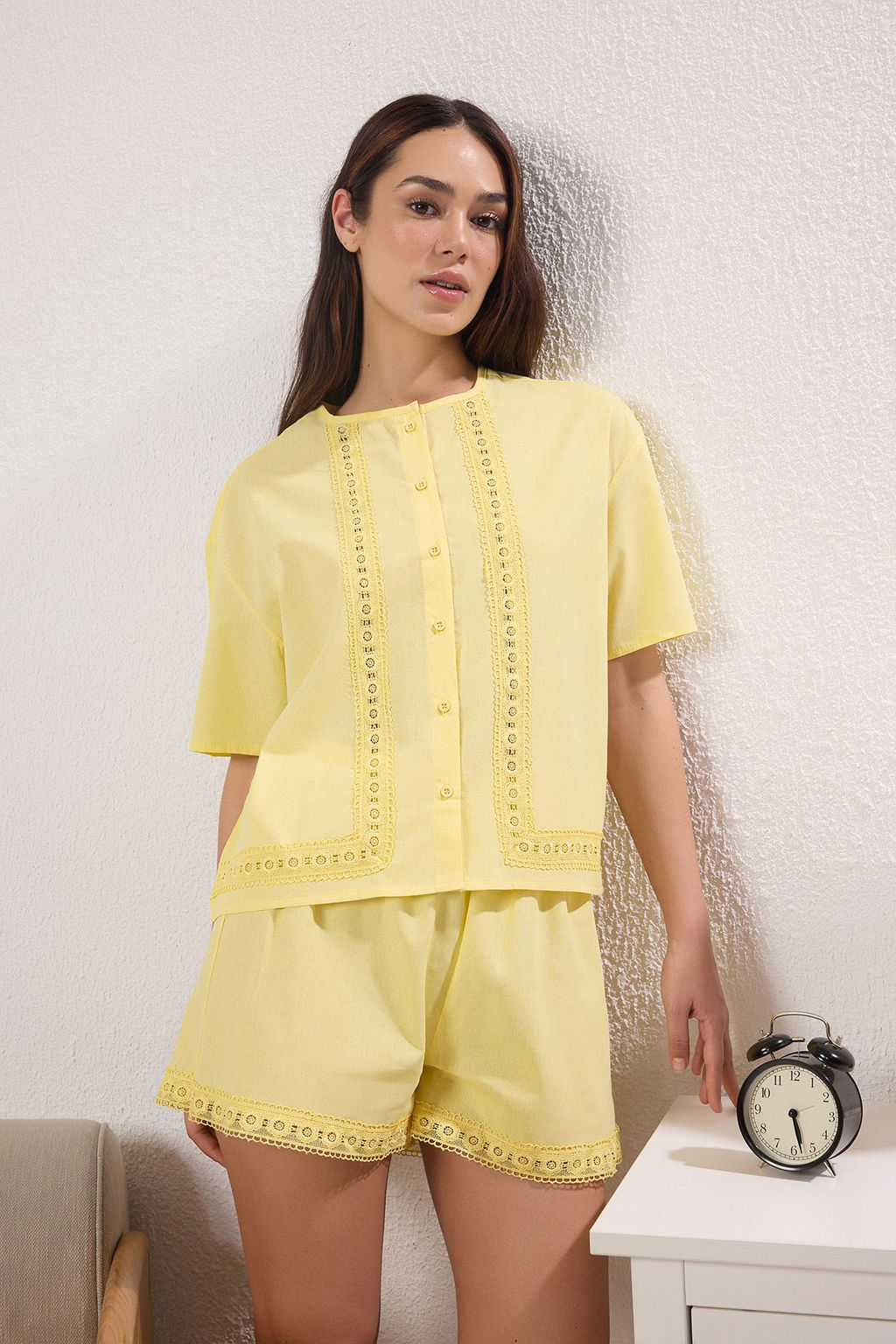 Trendyolmilla Sar? %100 Pamuklu Brodeli Poplin Sortlu Dokuma Pijama Tak?m? THMSS25PT00256