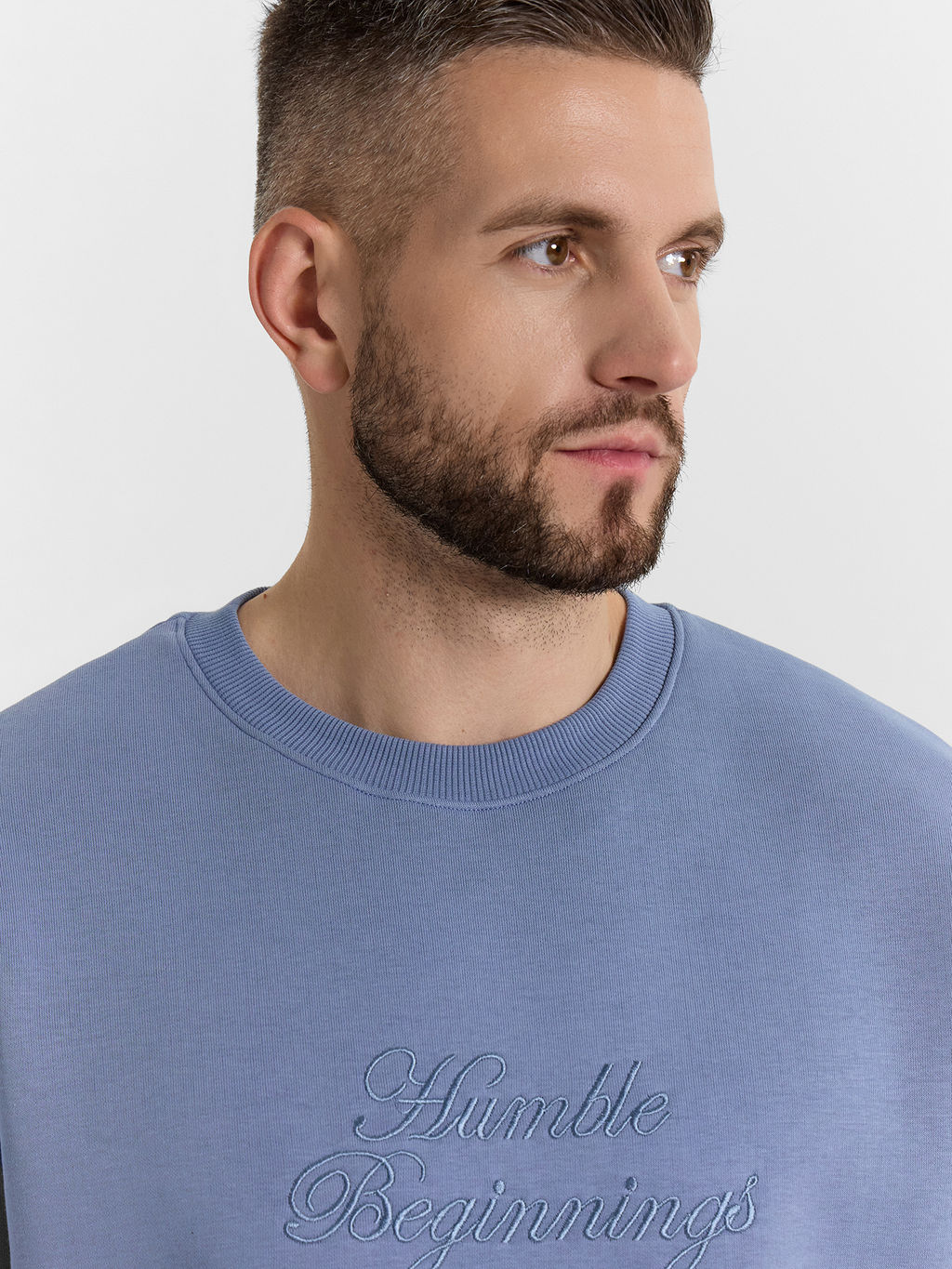 Свитшот мужской синий с вышивкой Humble beginning - Mark formelle фото 4